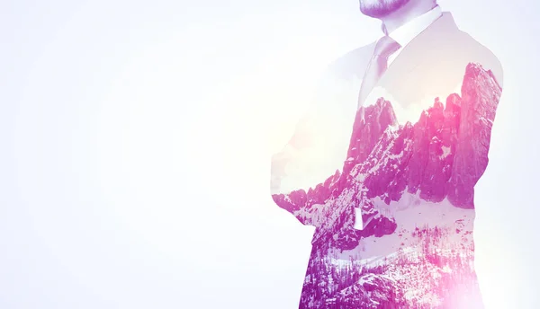 Επιχειρηματίας που στέκεται με γραφικό βουνό — Φωτογραφία Αρχείου