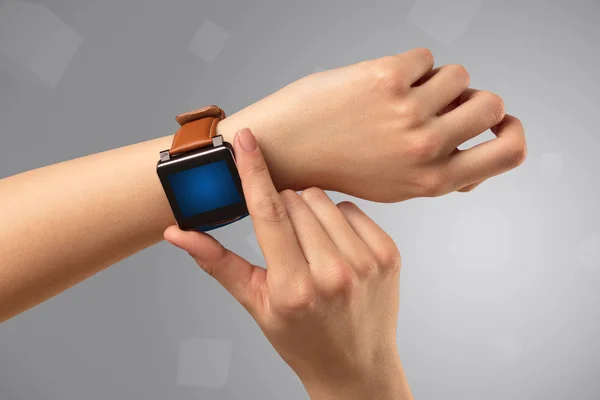 Mano femenina usando smartwatch — Foto de Stock