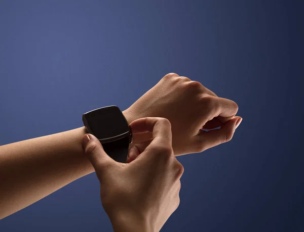 Primo piano mano femminile con schermo smartwatch balck — Foto Stock