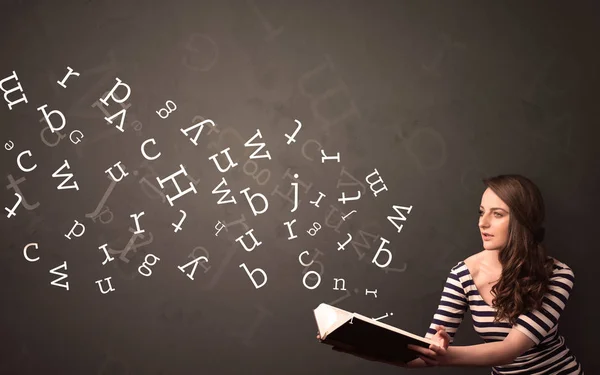 Jonge dame houdt boek met letters — Stockfoto