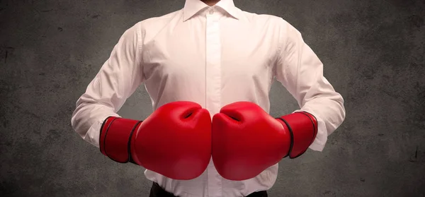 Боксерский бизнесмен в красных боксерских перчатках — стоковое фото