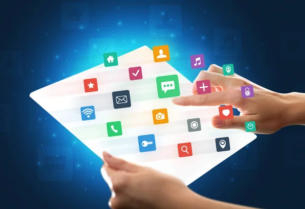 Mãos tocando um tablet tipo vidro com ícones coloridos — Fotografia de Stock