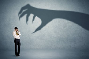 İş kişi büyük canavar pençe gölge kavramı korkuyor
