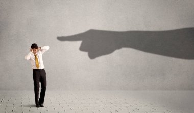 İş kişi ona konsantrasyon gösteren büyük gölge ele arıyorsunuz