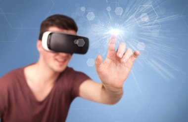 Adam sanal gerçeklik gözlüğü takıyor.