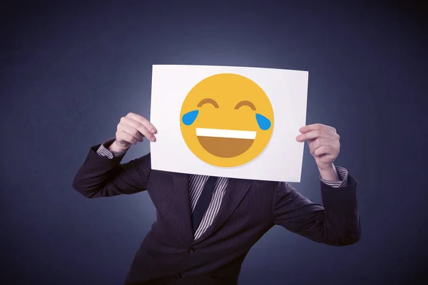 Affärsman som håller papper med skrattande smiley — Stockfoto