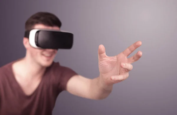 Hombre con gafas de realidad virtual —  Fotos de Stock