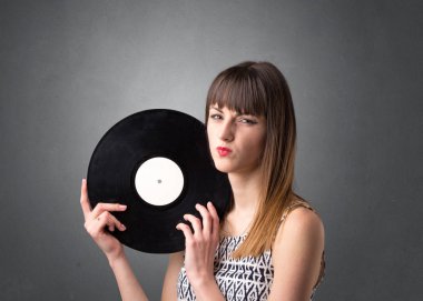 Vinil kaydı tutan kadın