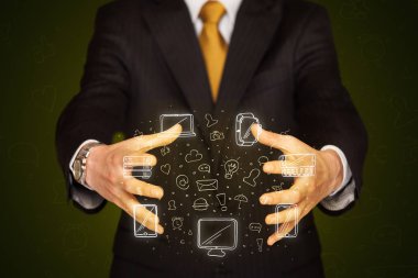 Ağ simgeleri tutan işadamı