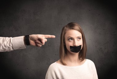 Kadına gösteren bir el