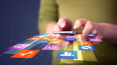 Renkli uygulama simgeleri ile akıllı telefon tutan kadın 