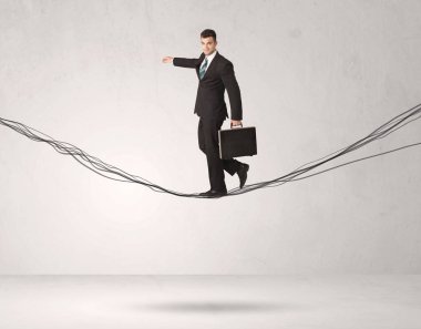 Satış kişi çizilmiş halatlar üzerinde Dengeleme