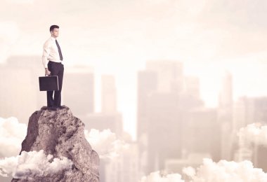 Tehlikeli cliff üzerinde emin iş adamı