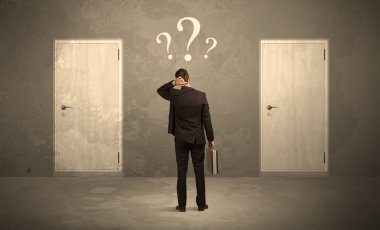 Kapı önünde duran işadamı