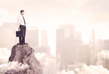 Tehlikeli cliff üzerinde emin iş adamı