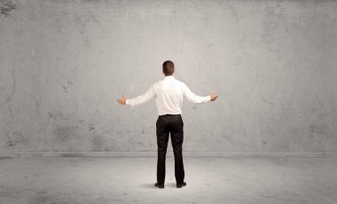 İş adamı boş kentsel alanda kayboldu