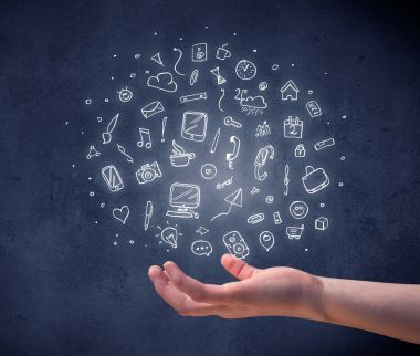 Karışık çizimler tutan el