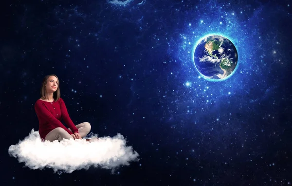 地球を見て雲の上に座っている女性 — ストック写真
