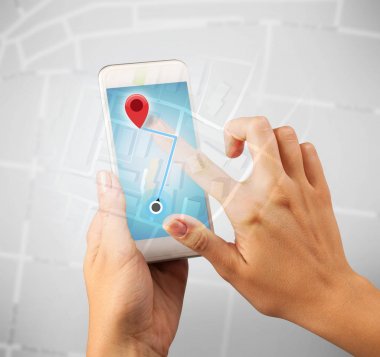 Akıllı telefon tutan bir kadın.