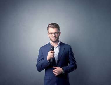 İşadamı holding mikrofon