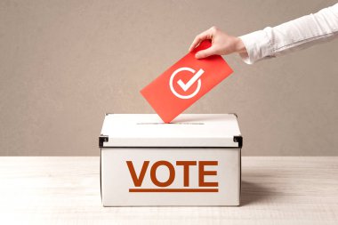 Erkek el oy oy sandığı koyarak kapatın