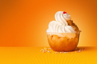 Lezzetli pasta boşaltmak ile renkli arka plan üzerinde