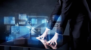 Teknoloji akıllı tablo arabirimi basarak adam