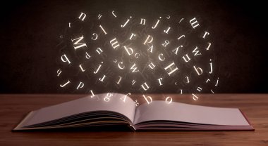 Kitap üzerinde alfabesi harfleri 