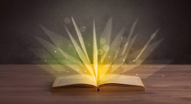 Kitap üzerinde sarı ışık 