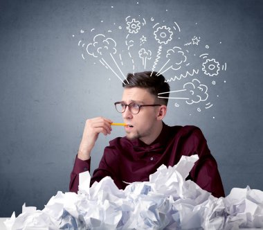 İşadamı buruşuk kağıt arkasında