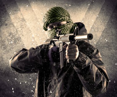 Eski backgro tehlikeli Maskeli silahlı askerlerle portresi