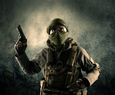 Eski adam Maskeli silahlı askerlerle portresi