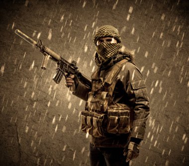 Tehlikeli ağır silahlı terörist asker grungy ra maske ile