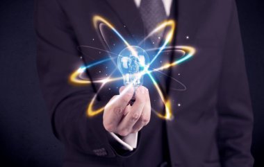 renkli bir ampul tutan işadamı