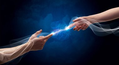 Uzayda parmakları birbirine bağlayan eller