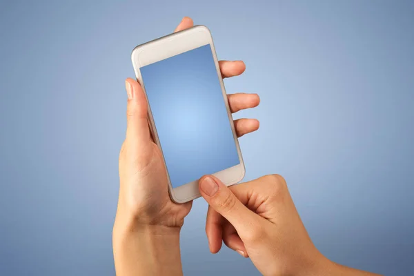 Mano femenina sosteniendo teléfono inteligente — Foto de Stock