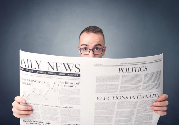 Empresário lendo jornal — Fotografia de Stock