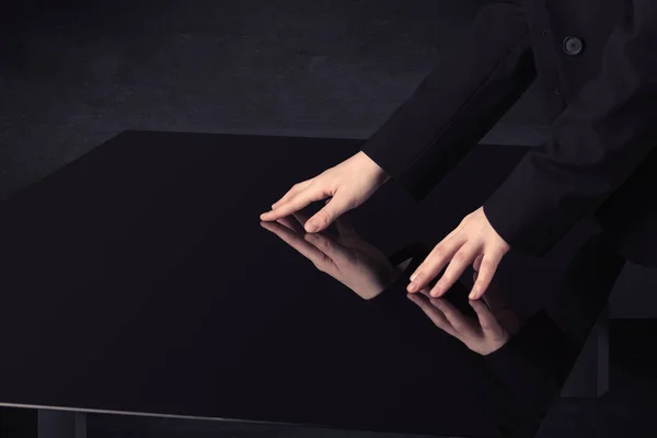 Крупним планом рука торкається розумного столу з копіювальним простором — стокове фото