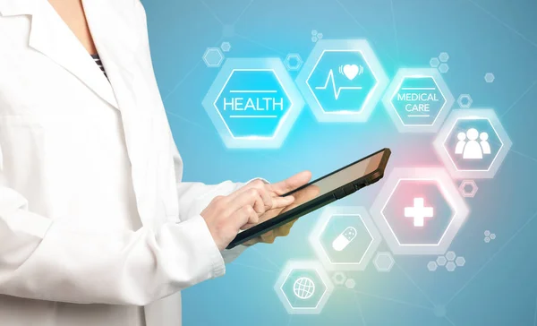 Female doctor with tablet — Stock Photo, Image