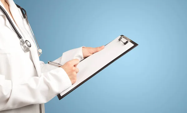 Γυναίκα γιατρό με το σημειωματάριο — Φωτογραφία Αρχείου