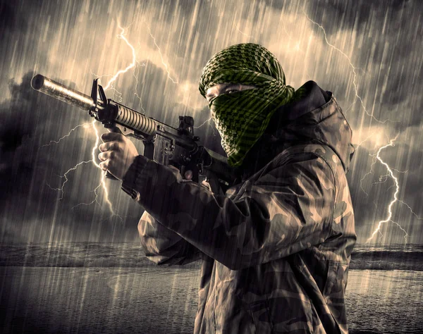 마스크와 뇌우에서 총 위험한 무장된 테러 wi — 스톡 사진