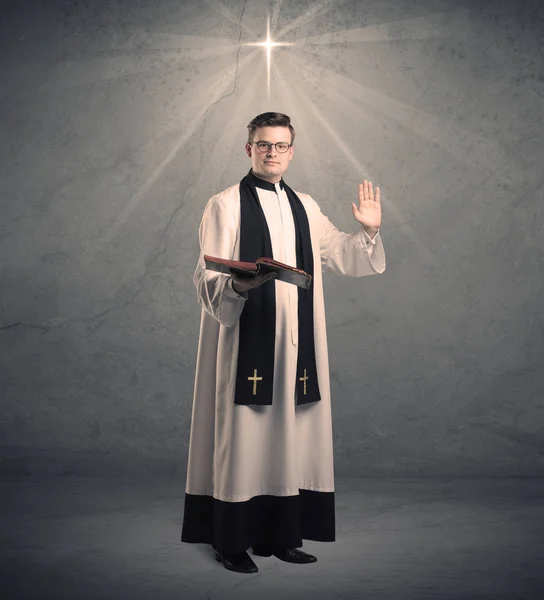 Joven sacerdote en dar su bendición — Foto de Stock