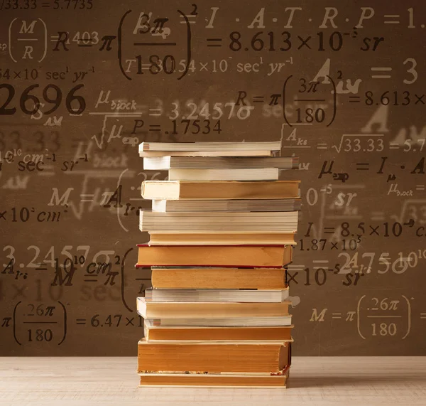 Böcker om vintage bakgrund med matematiska formler — Stockfoto