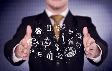 Avuçlarında çizim simgeleri olan bir ofis çalışanı