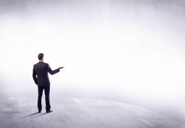 Dikiz duran iş kişi