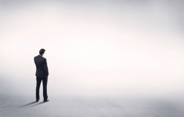 Boş beyaz arkaplanı olan satıcı