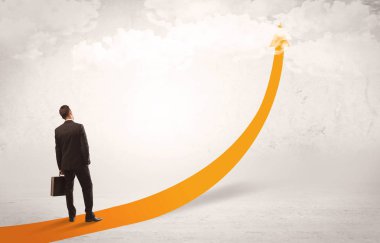 Turuncu ok üzerinde duran iş kişi