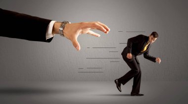 İş adamı büyük bir elden kaçıyor.