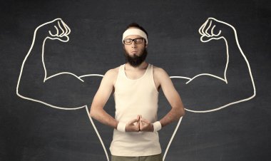 Çekici kasları olan zayıf genç bir adam.