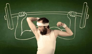 Genç adam ağırlık kaldırıyor.